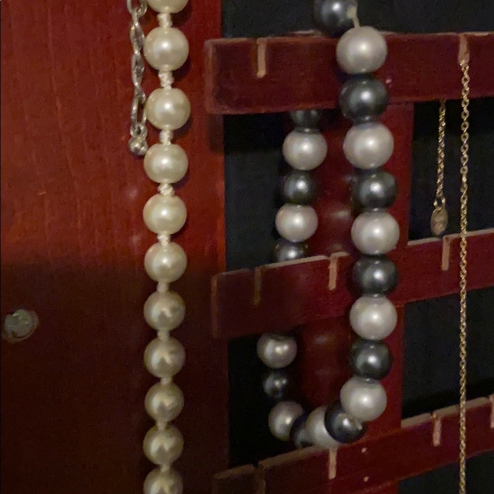 Grey pearl bracket